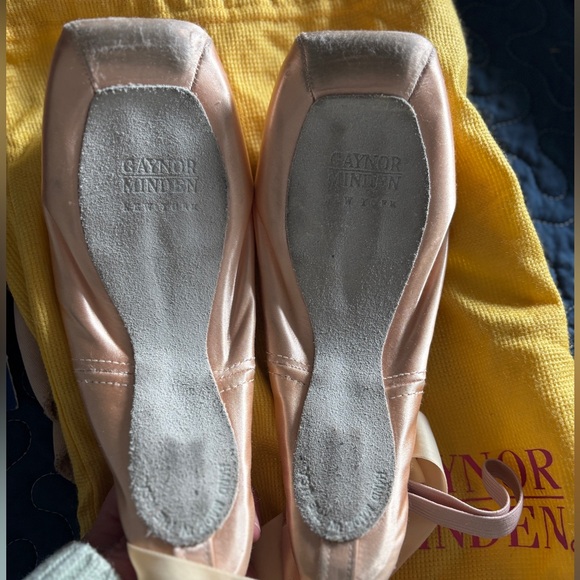 Used Gaynor Minden and Ariel Pink Pointe Shoes - Picture 3 of 11